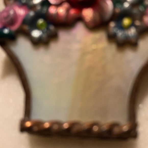 Vintage basket of flowers brooche - Picture 2 of 9